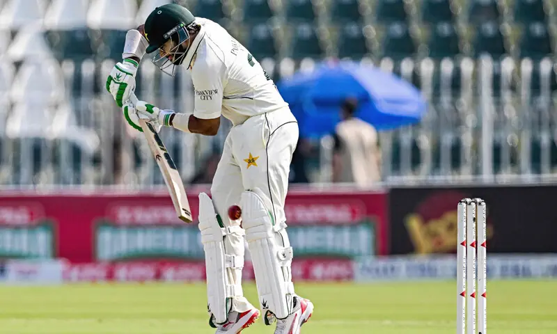 ، اوپنر امام الحق 17 رنز بناکر آصف اسپنر ہارمر کی گیند پر کلین بولڈ ہوگئے&mdash; فوٹو: اے ایف پی