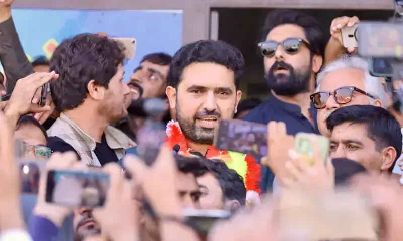 وزیر اعلیٰ سہیل آفریدی کی جانب سے علی بخاری ایڈووکیٹ عدالت عالیہ میں پیش ہوئے — فائل فوٹو: ڈان نیوز وزیر اعلیٰ سہیل آفریدی کی جانب سے علی بخاری ایڈووکیٹ عدالت عالیہ میں پیش ہوئے — فائل فوٹو: ڈان نیوز