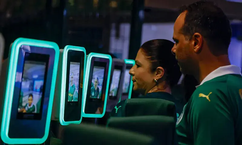 برازیل کے شہر ساؤ پالو میں ایلیانز پارک اسٹیڈیم میں بھی مداحوں کے داخلے کے لیے چہرے کی شناخت کا نظام نصب کیا گیا ہے۔ فوٹو: اے ایف پی