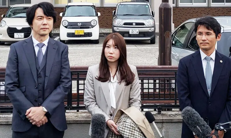 متاثرہ لڑکی، اپنے شوہر اور وکیل کے ہمراہ عدالت کے باہر میڈیا سے بات کرتے ہوئے—فوٹو: جاپان ٹائمز متاثرہ لڑکی، اپنے شوہر اور وکیل کے ہمراہ عدالت کے باہر میڈیا سے بات کرتے ہوئے—فوٹو: جاپان ٹائمز