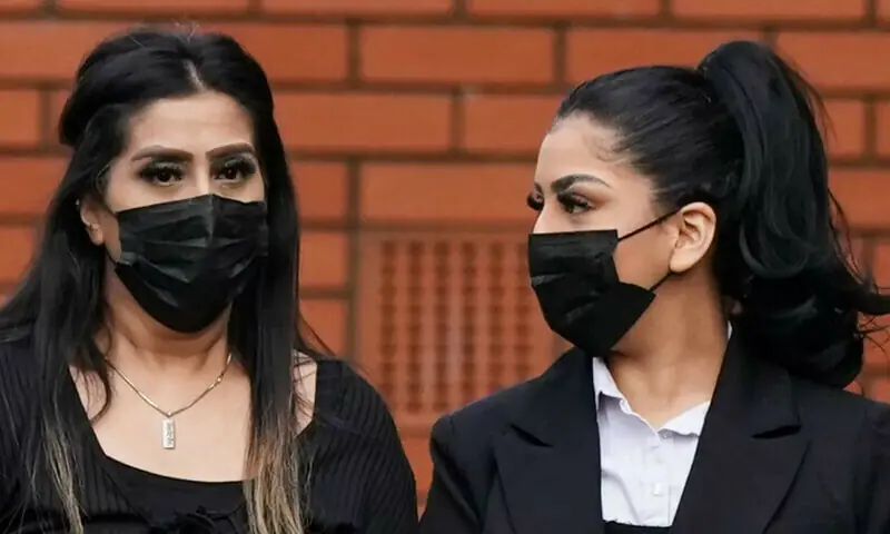 عدالت میں جرم ثابت ہونے کے حوالے سے جب جج نے فیصلہ سنایا تو دونوں ماں بیٹی رو پڑیں—فوٹو: پی اے، میڈیا عدالت میں جرم ثابت ہونے کے حوالے سے جب جج نے فیصلہ سنایا تو دونوں ماں بیٹی رو پڑیں—فوٹو: پی اے، میڈیا