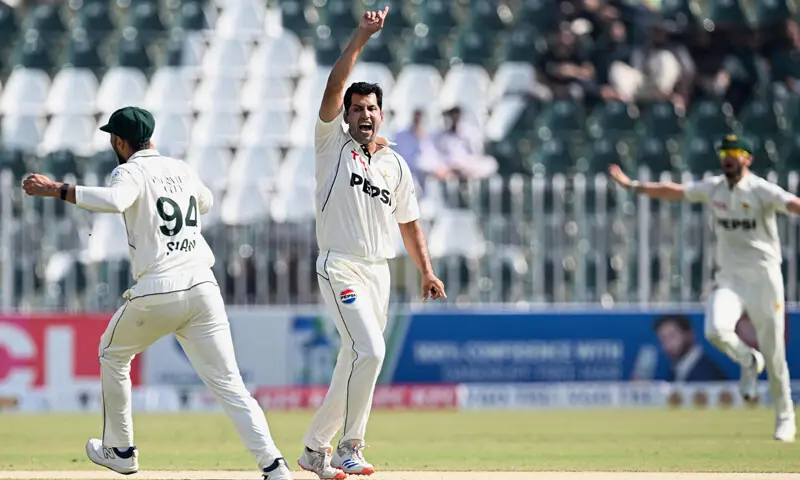 38 سال کی عمر میں ڈیبیو کرنے والے فیصل آفریدی نے عمدہ گیند بازی کا مظاہرہ کرتے ہوئے 6 وکٹیں حاصل کیں — فوٹو: اے ایف پی