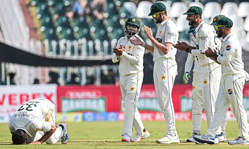 آصف آفریدی اپنے پہلے میچ میں 5 وکٹوں کا سنگ میل عبور کرنے ہر سجدہ شکر بجالائے &mdash; فوٹو: اے ایف پی