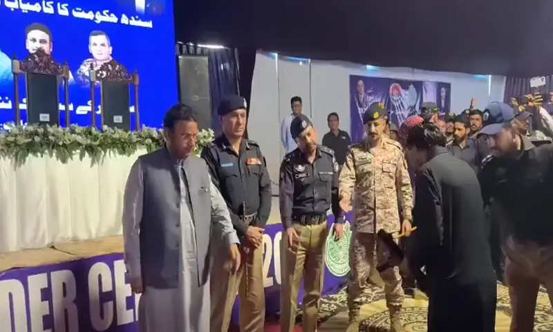 وزیر داخلہ ضیاالحسن لنجار نے پولیس افسران، جوانوں اور رینجرز کے جوانوں کو خراج تحسین پیش کیا۔
—فوٹو: اسکرین شاٹ وزیر داخلہ ضیاالحسن لنجار نے پولیس افسران، جوانوں اور رینجرز کے جوانوں کو خراج تحسین پیش کیا۔
—فوٹو: اسکرین شاٹ