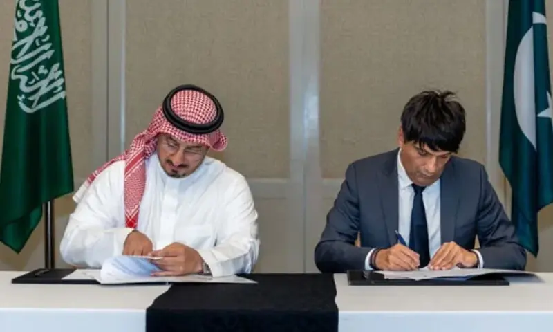 پی ایف ایف کے صدر محسن گیلانی اور سعودی فٹبال فیڈریشن کے سربراہ یاسر المصحال نے مفاہمتی یادداشت پر دستخط کیے &mdash; فوٹو: ڈان نیوز