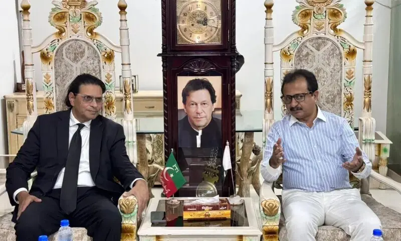 پی ٹی آئی کے سیکریٹری جنرل بیرسٹر سلمان اکرم راجا نے کراچی کے دورے میں پی ٹی آئی سندھ کے صدر حلیم عادل شیخ اور دیگر پارٹی رہنماؤں سے ملاقات کی۔ فوٹو: پی ٹی آئی پی ٹی آئی کے سیکریٹری جنرل بیرسٹر سلمان اکرم راجا نے کراچی کے دورے میں پی ٹی آئی سندھ کے صدر حلیم عادل شیخ اور دیگر پارٹی رہنماؤں سے ملاقات کی۔ فوٹو: پی ٹی آئی