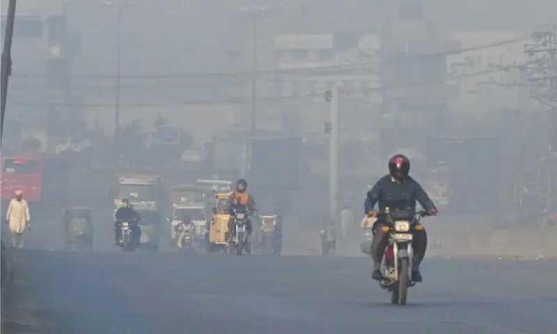 LAHORE: Motorists drive down Outfall Road amid heavy smog, on October 31, 2024.—M. Arif / White Star/File LAHORE: Motorists drive down Outfall Road amid heavy smog, on October 31, 2024.—M. Arif / White Star/File