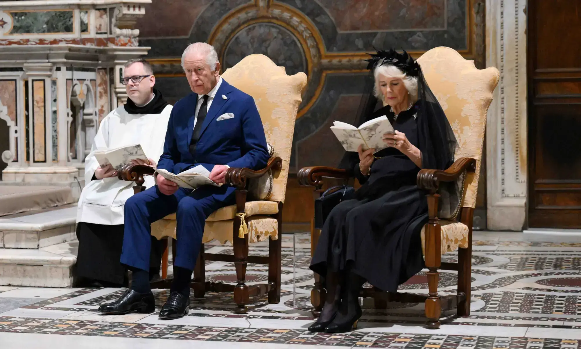 برطانیہ کے بادشاہ چارلس اور ملکہ کمیلا پارکر نے ویٹیکن کے سسٹین چیپل میں پاپ لیو کی سربراہی میں مشترکہ عبادت میں شرکت کی &mdash; فوٹو: اے ایف پی