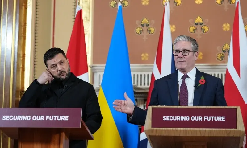 Britain&rsquo;s Prime Minister Keir Starmer (R)  speak next to Ukraine&rsquo;s President Volodymyr Zelensky during a media conference after a meeting of the &lsquo;coalition of the willing&rsquo; international partners on Ukraine in London on October 24. &mdash; AFP