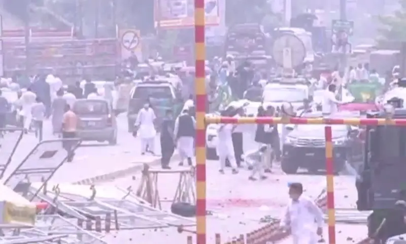 PML-N workers and police clash outside a National Accountability Bureau (NAB) office in Lahore where party leader Maryam Nawaz arrived to record her statement in a case, on Aug 11, 2020. &mdash; DawnNewsTV/File