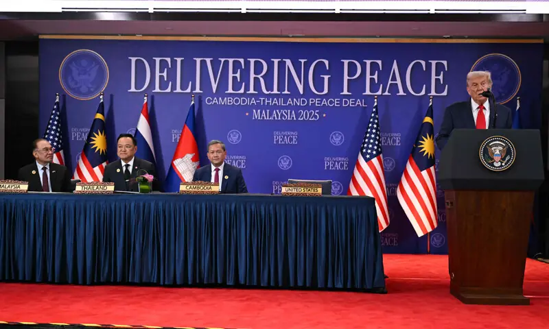 امریکی صدر ڈونلڈ ٹرمپ نے کمبوڈیا اور تھائی لینڈ میں جنگی بندی معاہدے کی تقریب کی صدارت کی— فوٹو: رائٹرز امریکی صدر ڈونلڈ ٹرمپ نے کمبوڈیا اور تھائی لینڈ میں جنگی بندی معاہدے کی تقریب کی صدارت کی— فوٹو: رائٹرز