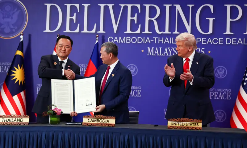 تھائی لینڈ اور کمبوڈیا کے رہنماؤں نے امریکی صدر ڈونلڈ ٹرمپ کی موجودگی میں جامع جنگ بندی معاہدے پر دستخط کیے— فوٹو: اے ایف پی تھائی لینڈ اور کمبوڈیا کے رہنماؤں نے امریکی صدر ڈونلڈ ٹرمپ کی موجودگی میں جامع جنگ بندی معاہدے پر دستخط کیے— فوٹو: اے ایف پی