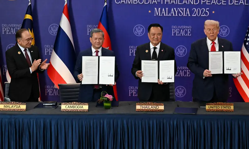 ٹرمپ نے کمبوڈیا کے ساتھ باہمی تجارت کے امریکی معاہدے اور تھائی لینڈ کے ساتھ اہم معدنیات سے متعلق معاہدے پر بھی دستخط کر دیے۔— فوٹو: رائٹرز ٹرمپ نے کمبوڈیا کے ساتھ باہمی تجارت کے امریکی معاہدے اور تھائی لینڈ کے ساتھ اہم معدنیات سے متعلق معاہدے پر بھی دستخط کر دیے۔— فوٹو: رائٹرز