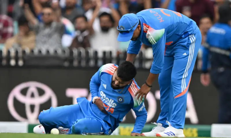 India&rsquo;s Shreyas Iyer (L) reacts in pain after falling on the ground while taking a catch to dismiss Australia&rsquo;s Alex Carey during the third one-day international (ODI) men&rsquo;s cricket match between Australia and India at the Sydney Cricket Ground in Sydney on October 25, 2025. &mdash; AFP