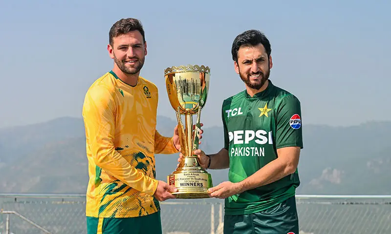 South African captain Donovan Ferreira (L) and his Pakistan counterpart Salman Ali Agha pose with the Twenty20 International series trophy in Islamabad on October 27, 2025.&mdash;Courtesy PCB