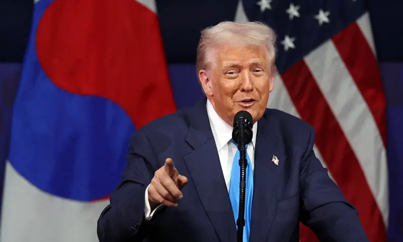 امریکی صدر ڈونلڈ ٹرمپ نے جنوبی کوریا کے شہر گیونگجو میں منعقدہ ایشیا پیسیفک اکنامک کوآپریشن (ایپک) کے دوپہر کے عشائیے سے خطاب کیا&mdash; فوٹو: رائٹرز