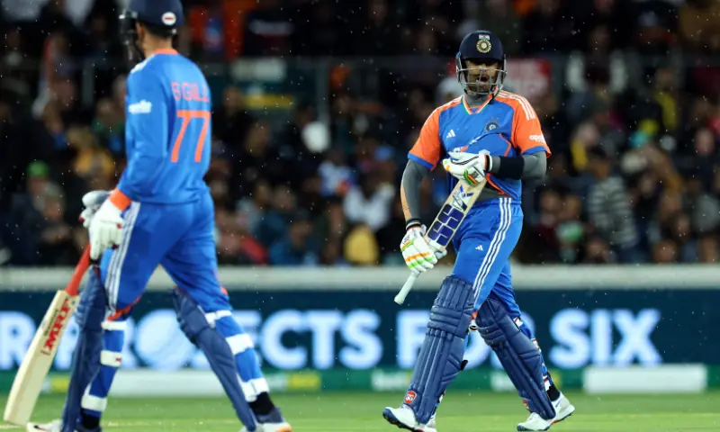 India&rsquo;s Suryakumar Yadav (R) and Shubman Gill walk off the field as rain interrupts play during the first Twenty20 international cricket match between Australia and India at Manuka Oval in Canberra on October 29, 2025. &mdash; AFP