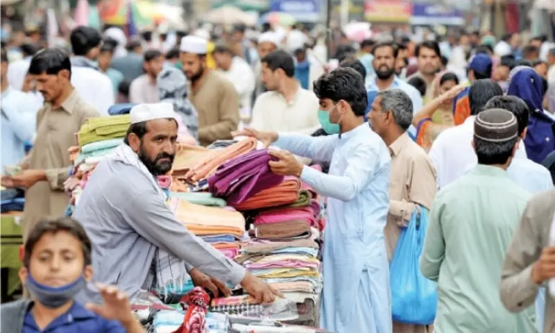 This file photo shows people thronging Rawalpindi&rsquo;s Bara Market on May 9, 2020. &mdash; Photo by Mohammad Asim/File