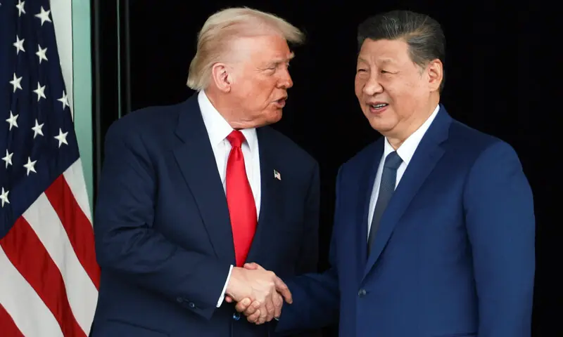 امریکی صدر نے چینی ہم منصب سے مصافحہ کرتے ہوئے ملاقات کو کامیاب قرار دیا — فوٹو: رائٹرز امریکی صدر نے چینی ہم منصب سے مصافحہ کرتے ہوئے ملاقات کو کامیاب قرار دیا — فوٹو: رائٹرز