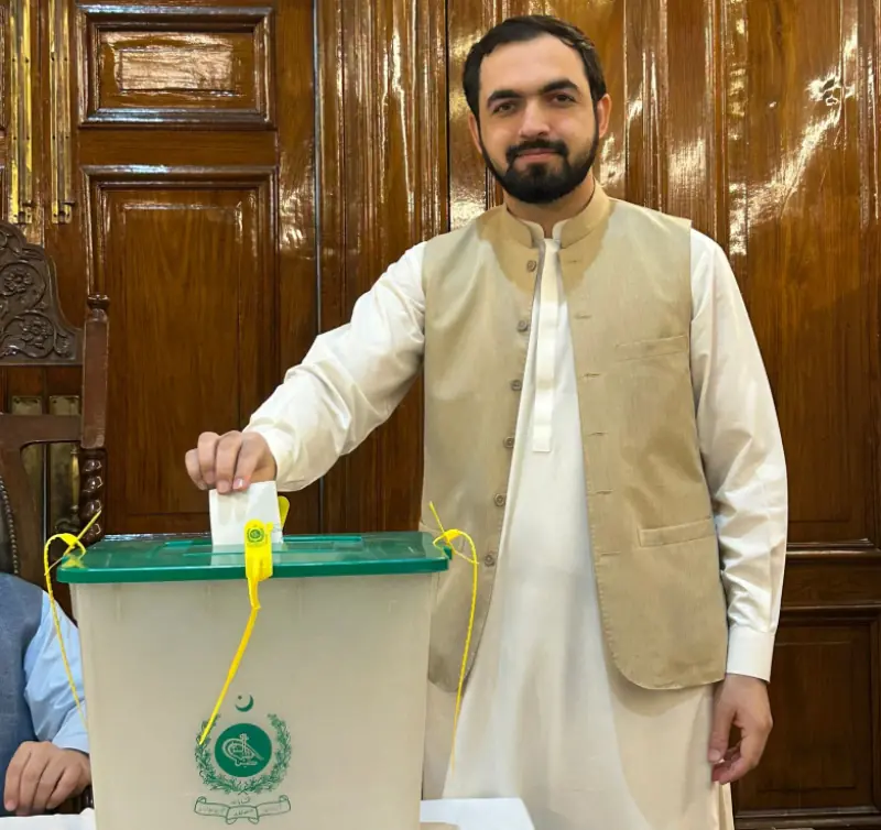  PPP’s MPA Ehsanullah Khan casts his vote for Senate by-polls at KP Assembly on Oct 30, 2025. — via author 