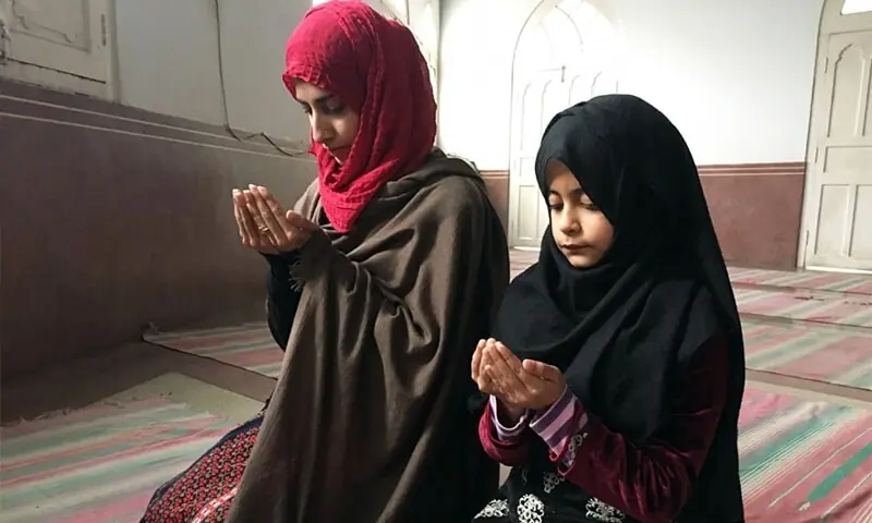 In this file photo, a woman and her daughter pray at Peshawar’s Sunehri Masjid. — Photo by Sirajuddin In this file photo, a woman and her daughter pray at Peshawar’s Sunehri Masjid. — Photo by Sirajuddin