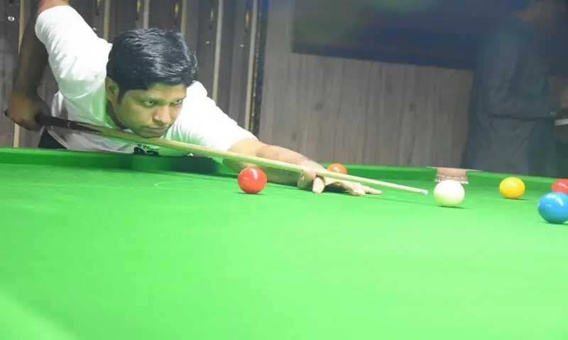 National champion Shahid Aftab in action during a training camp for the IBSF World Snooker Championship on Oct 31, 2025 in Karachi.&mdash;PBSA