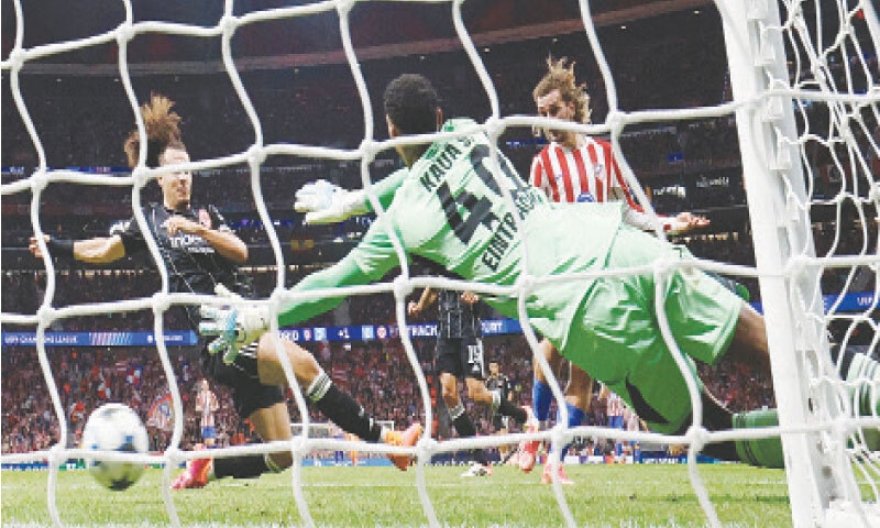 MADRID: Atletico Madrid&rsquo;s Antoine Griezmann (R) scores during the Champions League match against Eintracht Frankfurt at Riyadh Air Metropolitano.&mdash;Reuters