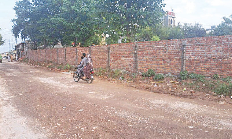 The recently-built boundary wall of Sohan graveyard along Islamabad Expressway. &mdash; White Star