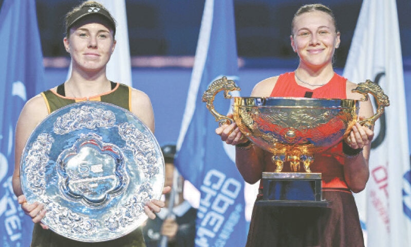 AMANDA Anisimova (R) of the US and Czech Republic&rsquo;s Linda Noskova pose with their respective winner and runner-up trophies after the China Open final on Sunday.&mdash;AFP