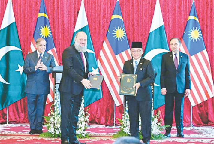 Prime ministers of Pakistan and Malaysia witness exchange of memorandums of understanding in Putrajaya on Monday.&mdash;PPI