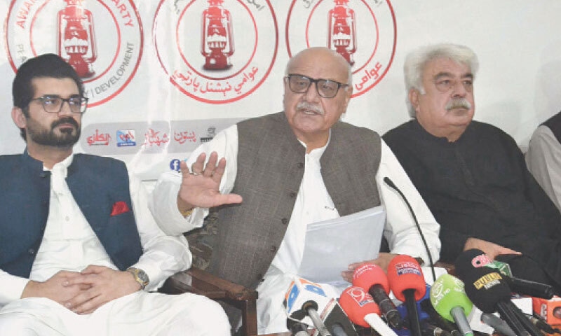 Mian Iftikhar Hussain addresses a press conference in Peshawar on Tuesday. — White Star Mian Iftikhar Hussain addresses a press conference in Peshawar on Tuesday. — White Star