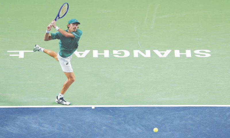 AUSTRALIA’S Alex de Minaur hits a return against Daniil Medvedev of Russia during their Shanghai Masters quarter final at the Qizhong Forest Sports City Arena on Friday.—Reuters AUSTRALIA’S Alex de Minaur hits a return against Daniil Medvedev of Russia during their Shanghai Masters quarter final at the Qizhong Forest Sports City Arena on Friday.—Reuters