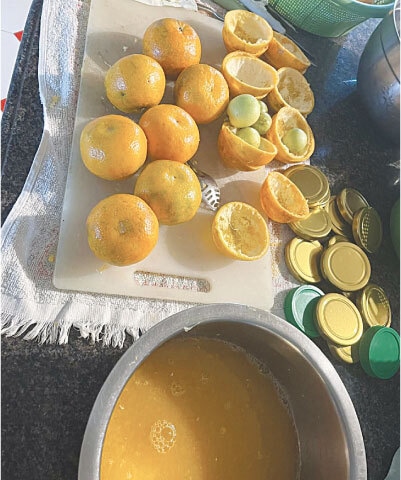 Juicing the oranges | Photos by Fathiya Abdul Qadir