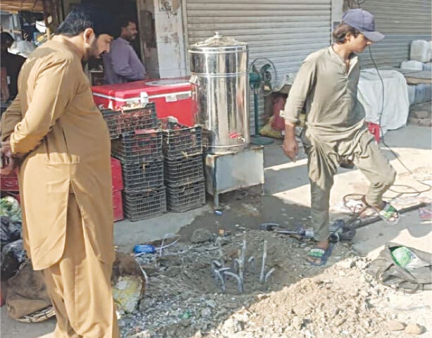 RAHIM YAR KHAN: A worker fixes a pillar of the model bazaar structure. &mdash; Dawn