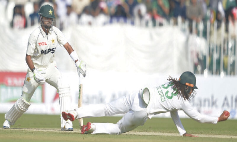 SOUTH AFRICA&rsquo;S Tony de Zorzi dives to take a catch to dismiss Pakistan&rsquo;s batter Babar Azam during the second Test at the Rawalpindi Cricket Stadium on Monday.&mdash;Tanveer Shahzad/White Star