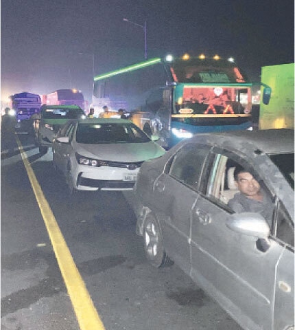    MOTORISTS wait for the convoy to get underway, near the Azampur Service Area on the M-5 motorway.&mdash;Dawn   