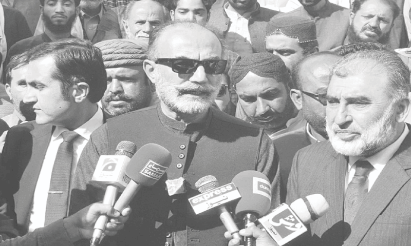 Senior politician Lashkari Raisani talks to reporters outside the Balochistan High Court.&mdash;PPI