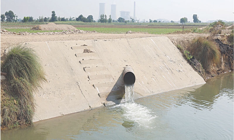  Wastewater from the Sahiwal coal power plant being discharged into the Seem Nullah: the plant generates approximately 3,000 kilogrammes of coal ash daily, and this waste contaminates both land and water | Courtesy the writers 