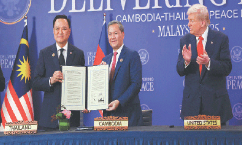 US President Donald Trump applauds as Thailand and Cambodian leaders hold up the ceasefire extension agreement.&mdash;Reuters