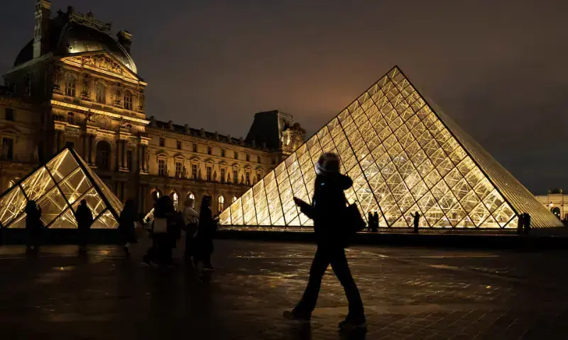 گزشتہ ماہ چوروں نے 7 منٹ میں تقریباً 12 کروڑ ڈالر مالیت کے نوادرات اور جواہرات چرا لیے تھے۔
&mdash;فائل فوٹو: رائٹرز