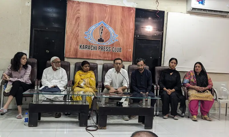 کراچی بچاؤ تحریک کے کنوینر خرم علی نیئر نالہ متاثرین کے ہمراہ پریس کانفرنس کررہے ہیں، فوٹو: کے بی ٹی کراچی بچاؤ تحریک کے کنوینر خرم علی نیئر نالہ متاثرین کے ہمراہ پریس کانفرنس کررہے ہیں، فوٹو: کے بی ٹی