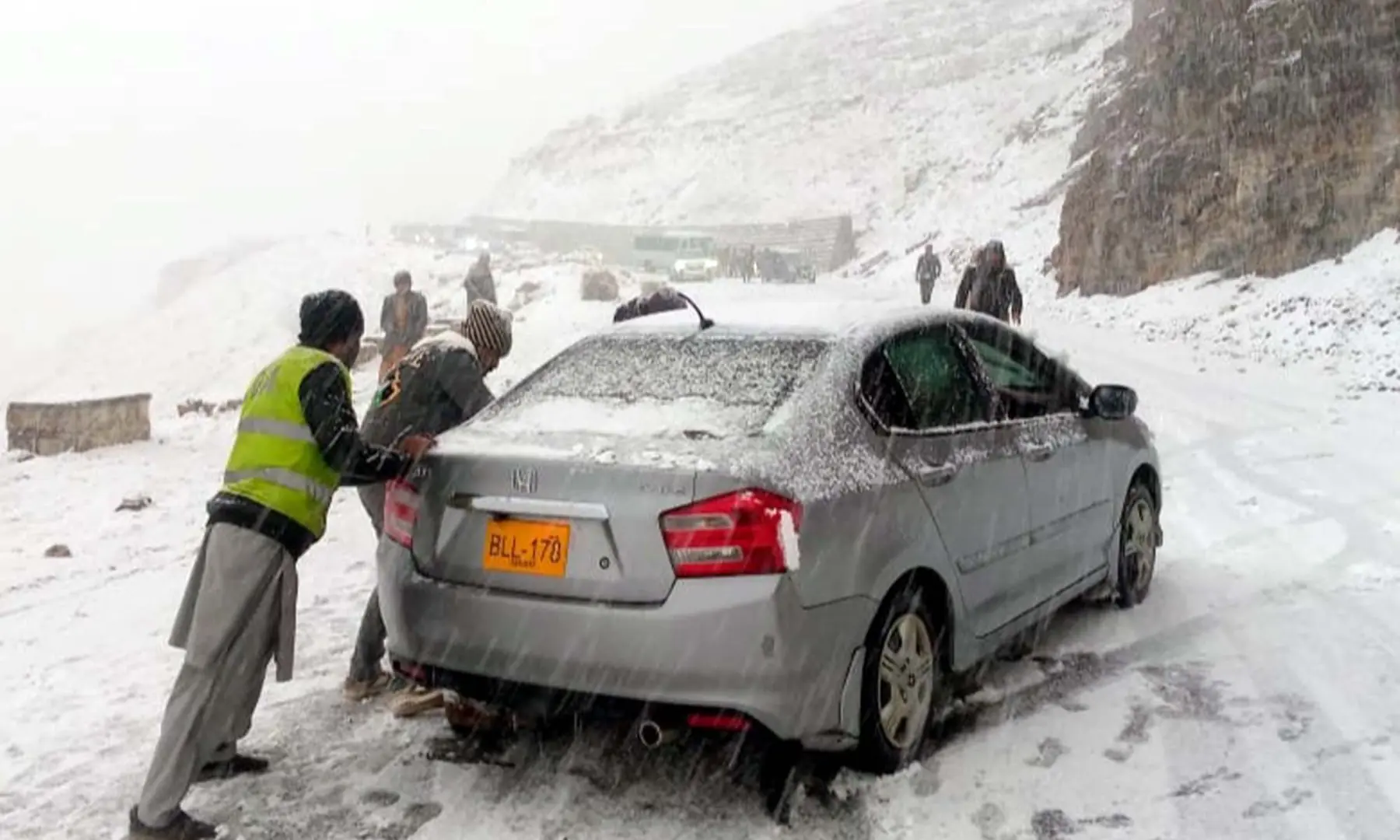 Workers of Kaghan Development Authority (KDA) recover a vehicle at Bata Kundi Kaghan valley during first snowfall of winter season, in Mansehra on Nov 4, 2025. &mdash; PPI