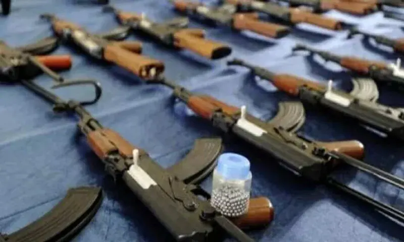 شاٹ گن یا پستول کے لیے 400 ڈالر انعام دیا جائے گا، اسلحہ واپس کرنے والے کا نام صیغہ راز میں رکھا جائے گا — فوٹو: ڈھاکا ٹریبیون شاٹ گن یا پستول کے لیے 400 ڈالر انعام دیا جائے گا، اسلحہ واپس کرنے والے کا نام صیغہ راز میں رکھا جائے گا — فوٹو: ڈھاکا ٹریبیون