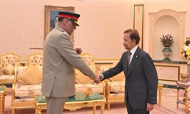  CJCSC General Sahir Shamshad Mirza meets with Brunei&rsquo;s Sultan Hassan Bolkiah on an official visit to Brunei Darussalam. &mdash; ISPR Official/YouTube 