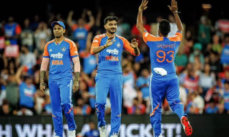 India&rsquo;s Axar Patel (C) celebrates with teammates after taking the wicket of Australia&rsquo;s Josh Inglis during the fourth Twenty20 international cricket match between Australia and India at the Carrara Stadium in Gold Coast on November 6, 2025. &mdash; AFP