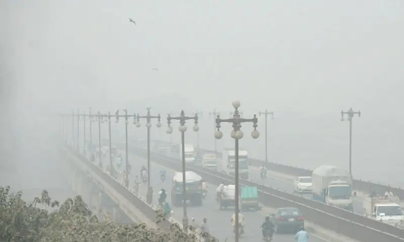 Poor visibility due to thick smog at the Ravi bridge on Thursday. &mdash; White Star