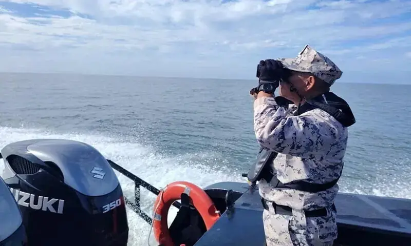 ملائیشین میری ٹائم انفورسمنٹ ایجنسی کا ایک اہلکار کشتی الٹنے سے سمندر میں ڈوب جانے والے تارکین وطن کو تلاش کررہا ہے۔ فوٹو: رائٹرز ملائیشین میری ٹائم انفورسمنٹ ایجنسی کا ایک اہلکار کشتی الٹنے سے سمندر میں ڈوب جانے والے تارکین وطن کو تلاش کررہا ہے۔ فوٹو: رائٹرز