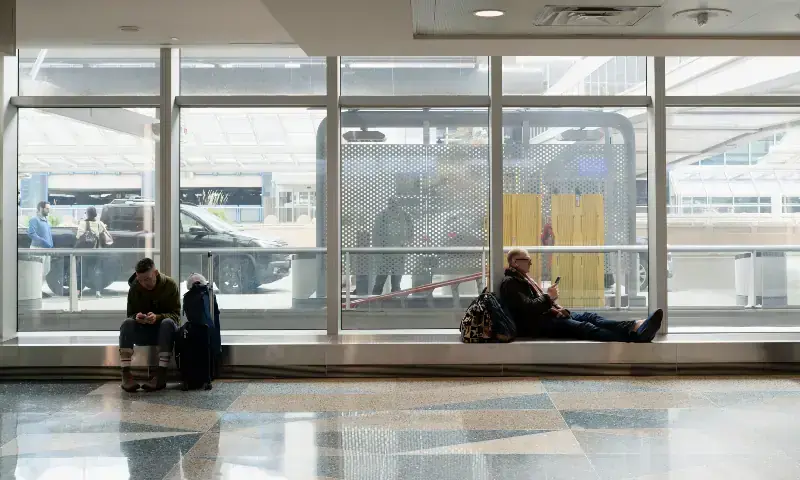 شٹ ڈاؤن کے دوران 13 ہزار ایئر ٹریفک کنٹرولرز اور 50 ہزار سیکیورٹی اسکرینرز بغیر تنخواہ کے کام کرنے پر مجبور ہیں — فوٹو: رائٹرز