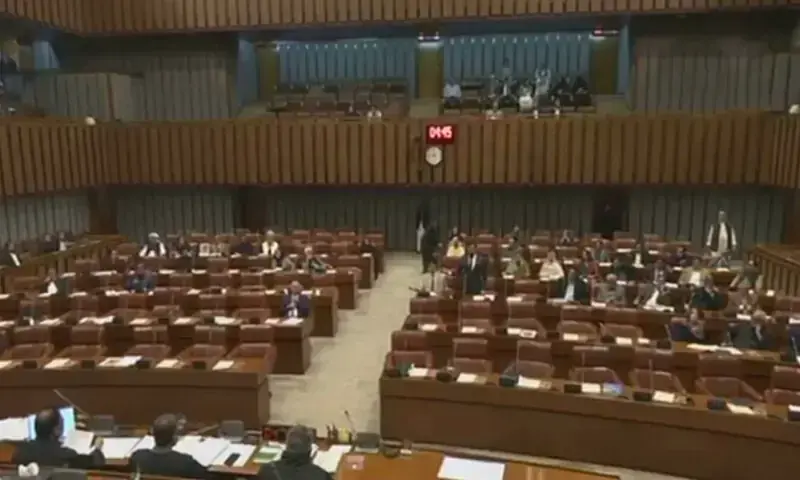 حکمران اتحاد کو ایوان بالا میں دو تہائی اکثریت حاصل نہیں، حزب اختلاف کے کم از کم 3 ووٹ درکار ہوں گے۔ —فوٹو: ڈان نیوز حکمران اتحاد کو ایوان بالا میں دو تہائی اکثریت حاصل نہیں، حزب اختلاف کے کم از کم 3 ووٹ درکار ہوں گے۔ —فوٹو: ڈان نیوز