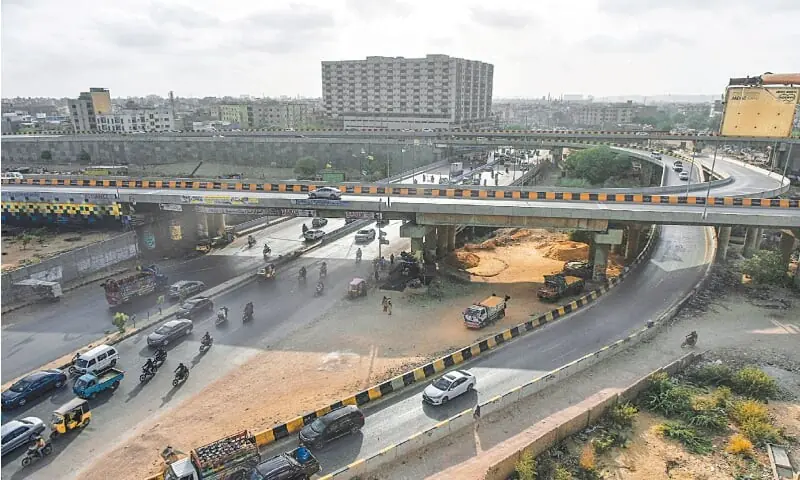 Vehicles exit Lyari Expressway from its Gulshan-i-Iqbal interchange. —Fahim Siddiqi /White Star Vehicles exit Lyari Expressway from its Gulshan-i-Iqbal interchange. —Fahim Siddiqi /White Star